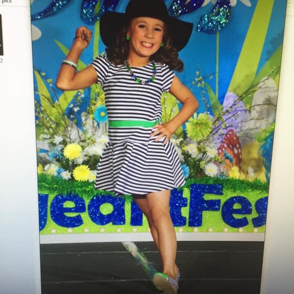 Gymboree girl’s dress, shoes and jewelry - Picture 2 of 2